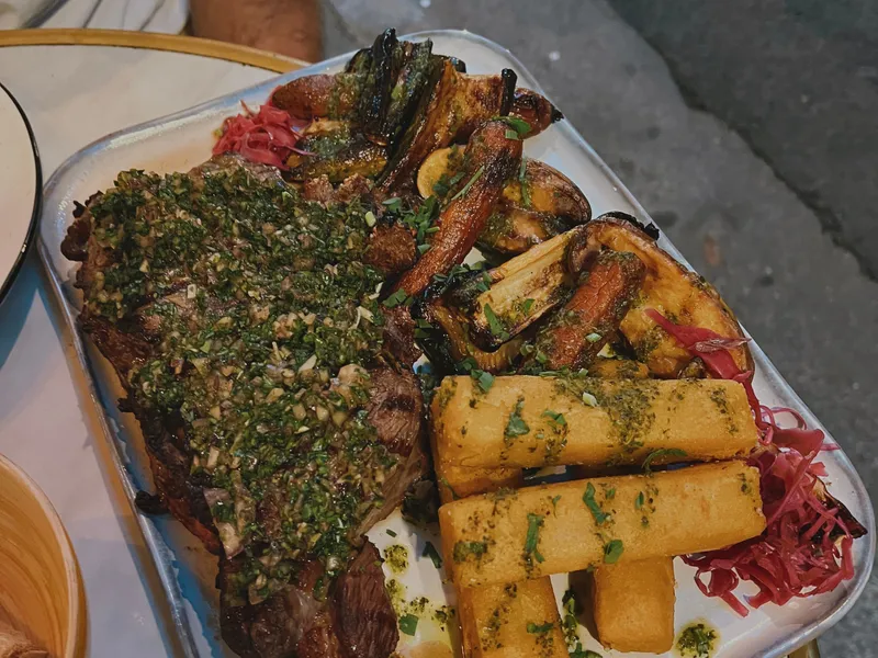 Perfect gegrilde Argentijnse steak met goudbruine korst en kruiden