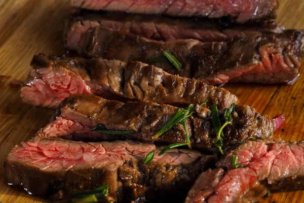 Perfecte medium-rare Argentijnse ribeye steak op houten plank